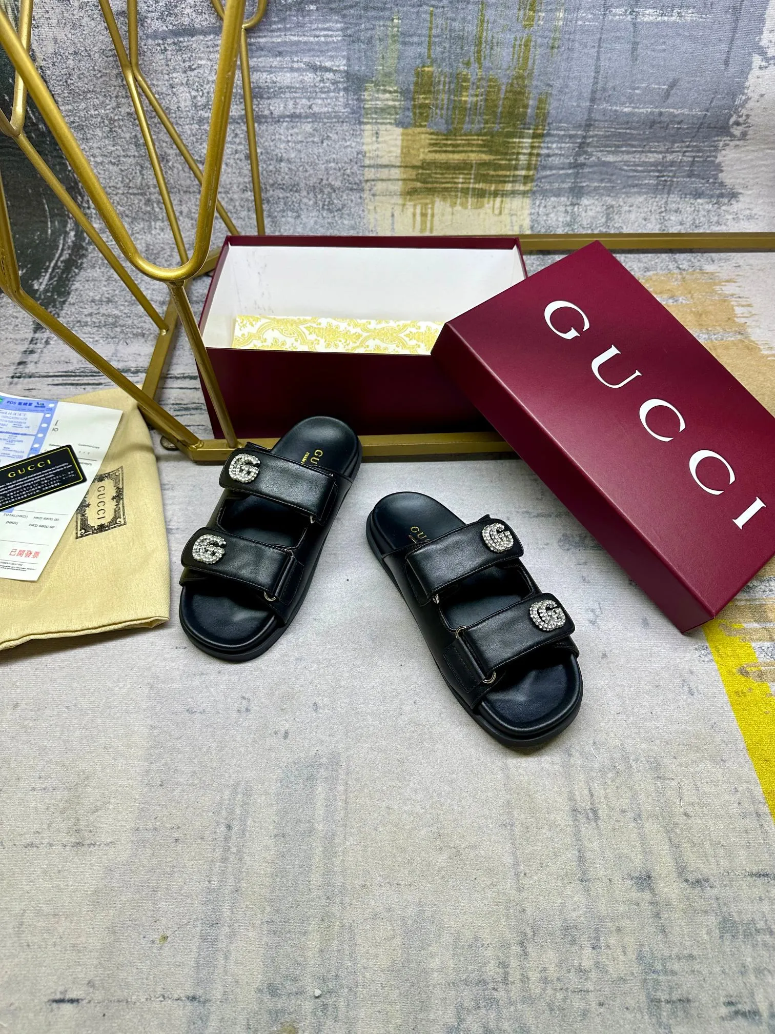 👟👟Ex-factory price 440👟👟Gucci’s latest popular slippers, double-strip Velcro straps are adjustable, and the cowhide fabric is embellished with double G diamond fasteners. Number of yards: 35-41 yards,